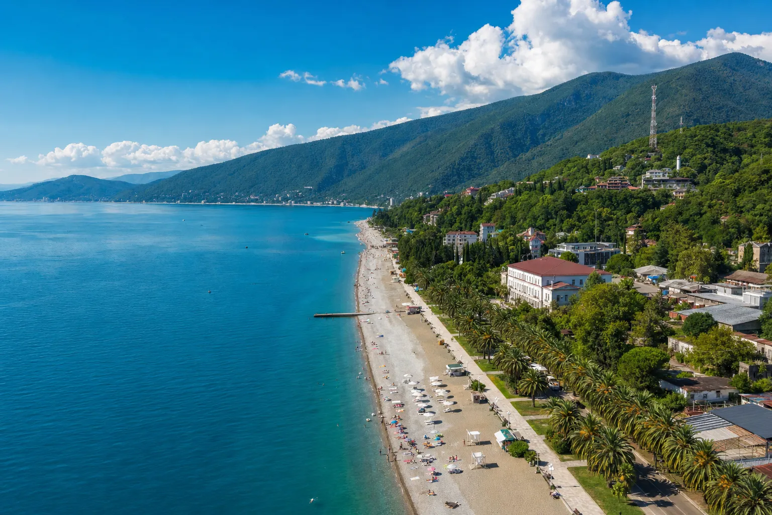 Море в Абхазии летом — пляж, горы и бирюзовая вода